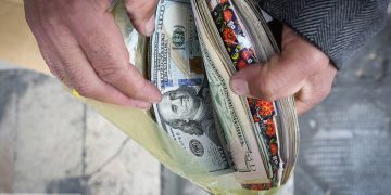 سیگنال سیاسی به بازار ارز و طلا/ تأثیر بازار سرمایه بر قیمت دلار