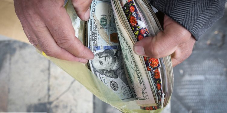 سیگنال سیاسی به بازار ارز و طلا/ تأثیر بازار سرمایه بر قیمت دلار