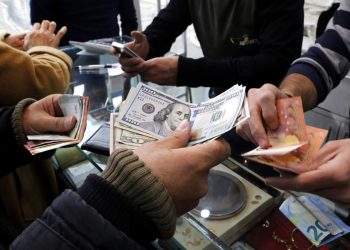 قیمت دلار به سقف خورد/ چند پیش‌بینی عجیب از قیمت ارز در بازار؛ خریداران نقره‌داغ می‌شوند؟