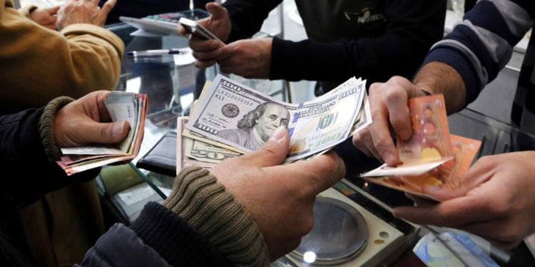 قیمت دلار به سقف خورد/ چند پیشبینی عجیب از قیمت ارز در بازار؛ خریداران نقرهداغ میشوند؟