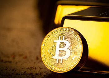 قیمت طلا صعود می کند یا سقوط؟/ ماه بی‌حاصل برای بیت‌کوین