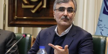 فرزین: تثبیت بازار ارز را دنبال می‌کنیم
