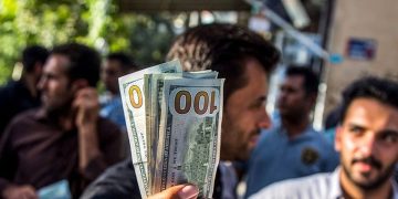اولین واکنش دلار به سفر گروسی به تهران/ ترمز قیمت دلار کشیده شد؟
