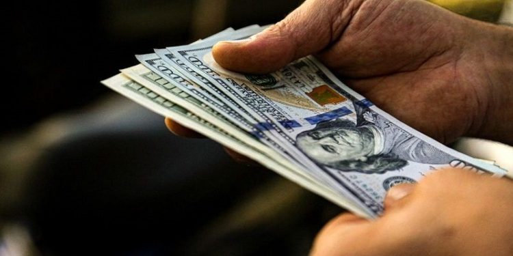 کنترل قیمت دلار در دستان چه کسی است؟