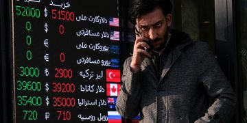 اثر یک سفر روی قیمت دلار و سکه / گوش بازار تیز شد
