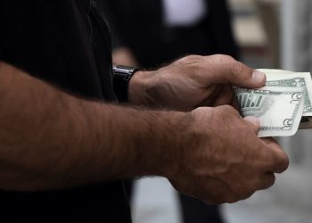 4 پیش بینی از قیمت دلار/ منابع ارزی دولت کفاف کنترل قیمت دلار را می‌دهد؟