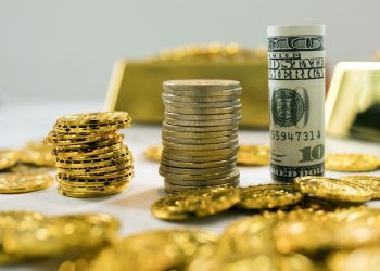 عقب نشینی قیمت دلار و سکه از مرز مهم / طلا نزولی شد