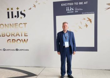 بازدید رئیس اتحادیه طلا و جواهر اصفهان از نمایشگاه طلا و جواهر بمبئی