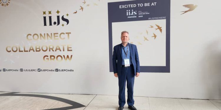 بازدید رئیس اتحادیه طلا و جواهر اصفهان از نمایشگاه طلا و جواهر بمبئی