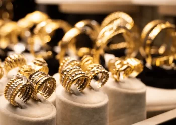 قیمت طلا و سکه 26 شهریور 1402 / بازار طلا از قیمت دلار پیروی می‌کند؟