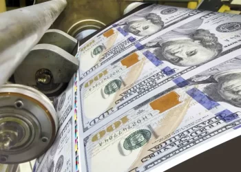 بلومبرگ: تغییر انتظارات از دلار در سایه تنش‌ها و اقتصاد قوی آمریکا