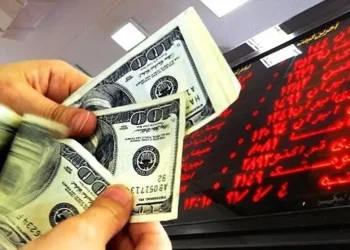 حرکت پول هوشمند به سمت دلار و طلا/ اختلاف زیاد ارز آزاد و توافقی، چالش بزرگ بورس