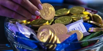 بازگشت بیت‌کوین به کانال ۱۰۰ هزار دلار؛ پیش‌بینی سبقت از طلا در سایه تنش‌های تجاری