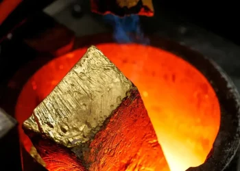 طلای جهانی با دلار همراه نشد؛ فلز زرد در مرز پایین‌ترین سطح سه هفته گذشته