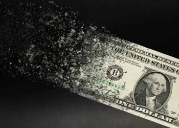 سقوط ارزش دلار در پی سیاست‌های ترامپ/ بحران بعدی دلار در راه است؟