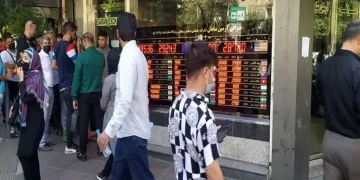 تردید دلار و سکه بین مذاکره و مکانیسم ماشه