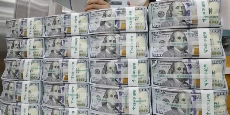 دلار از چشم بانکهای مرکزی افتاد