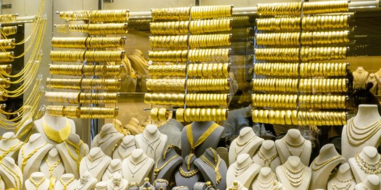 فرمانپذیری قیمت طلا و سکه از دلار / بازار طلا در ایران درگیر رکود و کاهش تولید شده است