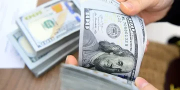 ورود دو بانک به عرضه ارز مسافرتی/ هر نفر چند دلار می‌گیرد؟