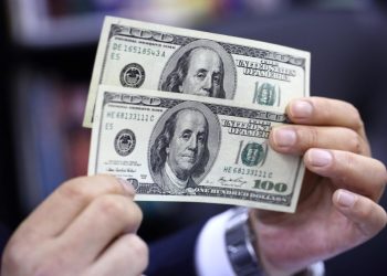 دلار جعلی در قلب بازار ارز؛ ۲ فروشنده دستگیر شدند
