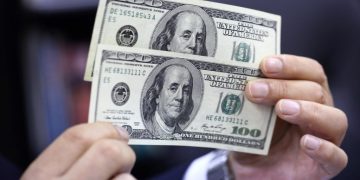 دلار جعلی در قلب بازار ارز؛ ۲ فروشنده دستگیر شدند