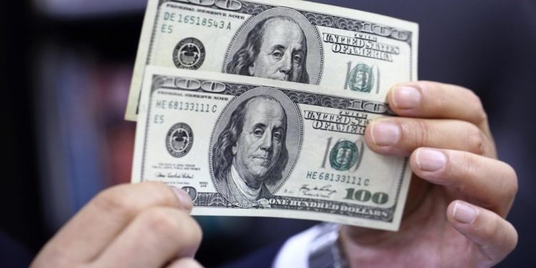 دلار جعلی در قلب بازار ارز؛ ۲ فروشنده دستگیر شدند