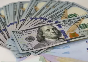 با تداوم شرایط فعلی، قیمت دلار تا آبان ۲۷۰ هزار تومان می‌شود