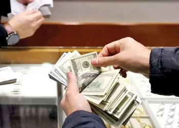 چرا دلار از قله عقب نشست؟