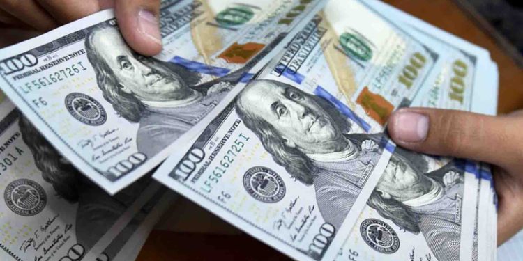 فروش ۱۰ هزار دلاری ارز در بانک‌ها ادامه دارد